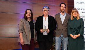 Bei der Preisverleihung in Hannover (von links): Fabiane Wieland, Katy Cuko und Cian Hartung vom SÜDKURIER, Laudatorin Hannah Suppa, ...