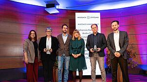 Bei der Preisverleihung in Hannover (von links): Fabiane Wieland, Katy Cuko und Cian Hartung vom SÜDKURIER, Laudatorin Hannah Suppa, ...