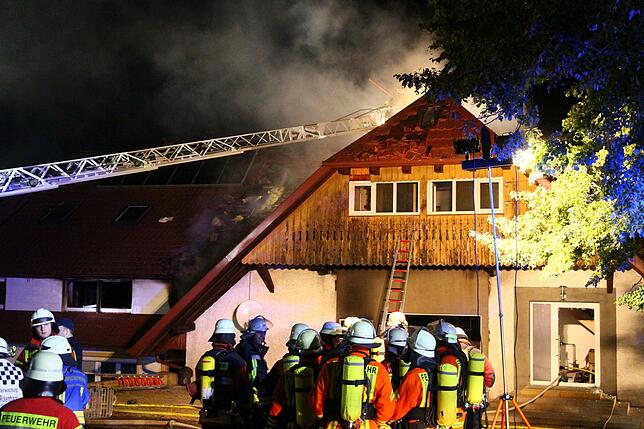 Bild 3: Ehemaliges Bauernhaus geht in Flammen auf, ein Bewohner wird verletzt