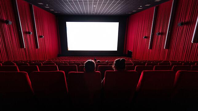 Kinos sind auch heute noch beliebte Orte für Treffen. Der längste Film der Welt wäre aber wohl keine gute Wahl für ein erstes Date.