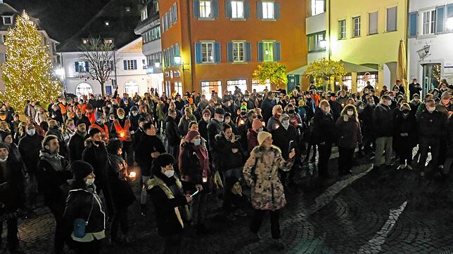 Gut 400 Teilnehmende kamen zur Versammlung und zum Montagsspaziergang in Überlingen &ndash; hier ein Bild von der Kundgebung auf der ...