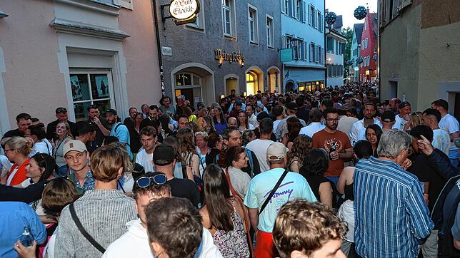 Bild : Der erste Gassenfreitag 2025 sorgt für einen Besucheransturm in der Niederburg