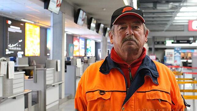Das zweite Zuhause: Urgestein Walter Schoch im Terminal des Friedrichshafener Flughafens. Als er vor 42 Jahren hier zu arbeiten begann, ...