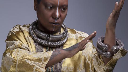 Meshell Ndegeocello, die E-Bassistin mit der tiefen, satten Stimme, ist in allen Spielarten der Black Music zu Hause. Ihre Konzerte sind ...