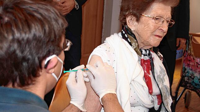 Gertrud Lang wird von Allgemeinmediziner Stephan Scholtes geimpft. Die 92-Jährige war eine der ersten Bewohnerinnen des Marienhauses. In ...