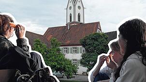 Junge Frauen essen Pizza, im Hintergrund die Ortsmitte von Oberteuringen. Die Gemeinde ist nach Bevölkerungsschnitt die jüngste im ...