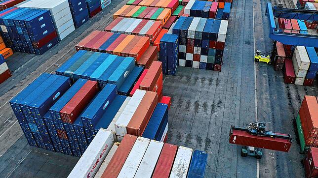 Container am Duisburger Hafen. Die deutsche Wirtschaft ist im dritten Quartal überraschend gewachsen