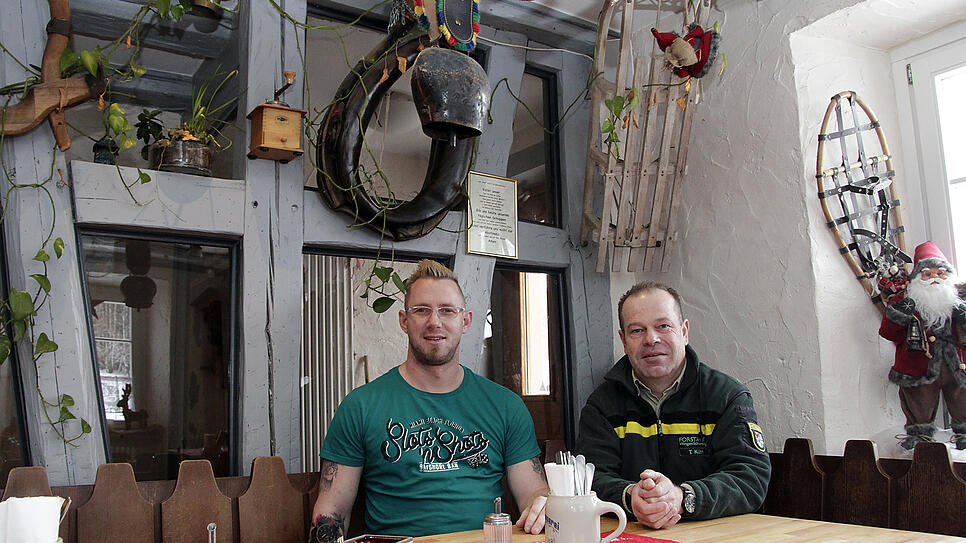 Breitbrunnen-Pächter Stefan Zimmermann (links) und Forstamtsleiter Tobias Kühn.