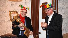 Stockachs Bürgermeister Rainer Stolz (links) bekommt am Abend des Aschermittwochs den symbolischen Schlüssel zum Rathaus von den Narren ...