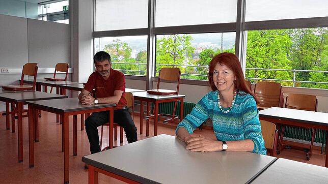 Schulleiterin Diana Amann und ihr Stellvertreter Roger Brand sitzen schon einmal so, wie ab Montag die Schüler: auf Abstand.