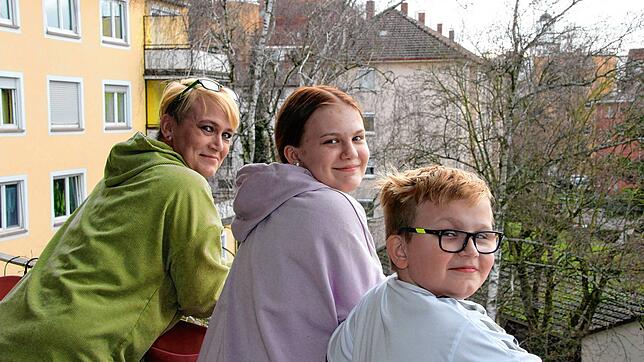 Rosemarie Bernadotte und ihre Kinder Nele und Max auf dem Balkon ihrer Konstanzer Mietwohnung. „Im Sommer war das hier mein ...