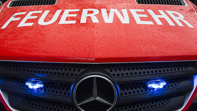 Ein Einsatzfahrzeug der Feuerwehr. In Salem musste die Feuerwehr ein Buswartehäuschen löschen, an dem Unbekannte Feuer gelegt hatten.