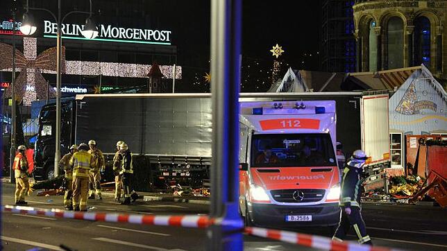 Der Berliner Weihnachtsmarkt nahe der Gedächtniskirche nach dem Anschlag: Der Lastwagen ist zwischen den Marktständen zum Stehen ...