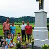 Die Restauratoren vor dem Feldkreuz (v.l.): Christian und Tanja Gunnesch, ihre Töchter Anna und Andrea sowie Alfred und Veronika Braun. ...