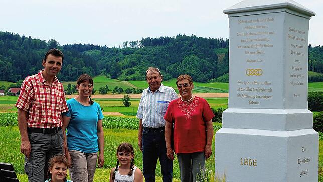Die Restauratoren vor dem Feldkreuz (v.l.): Christian und Tanja Gunnesch, ihre Töchter Anna und Andrea sowie Alfred und Veronika Braun. ...