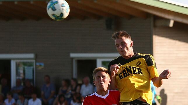 Kopfballstark: So kennt man ihn: Florian Menzel (rechts, beim Waldhaus-Cup gegen den Weilheimer Fabian Hilpert) in der Verteidigerrolle. ...
