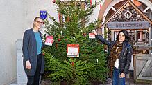 2021 die damalige Stadtmarketingleiterin Nina Schuhmacher und ihre Kollegin Maritta Moosmann bestücken den Löffinger Weihnachtsbaum. ...