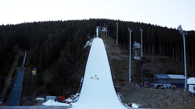 Die Präparation der großen Hochfirstschanze in Titisee-Neustadt für das Weltcup-Skispringen am Wochenende ist weitgehend abgeschlossen.