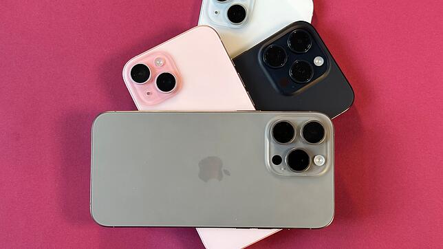 Die vier Neuen auf einem Stapel (von unten nach oben): iPhone 15 Plus, iPhone 15 Pro, iPhone 15 und iPhone 15 Pro Max. Das ...