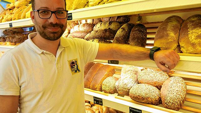 Philipp Künz in seiner Bäckerei in der Singener Innenstadt. Der junge Geschäftsführer spricht von der aktuellen Lage in seiner Branche.