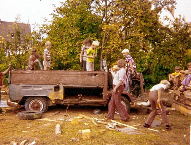 Wilde Zeiten: Bei den ersten Ferienspielen wurde ein ausrangierter Pritschenwagen von der Jugend zerlegt.