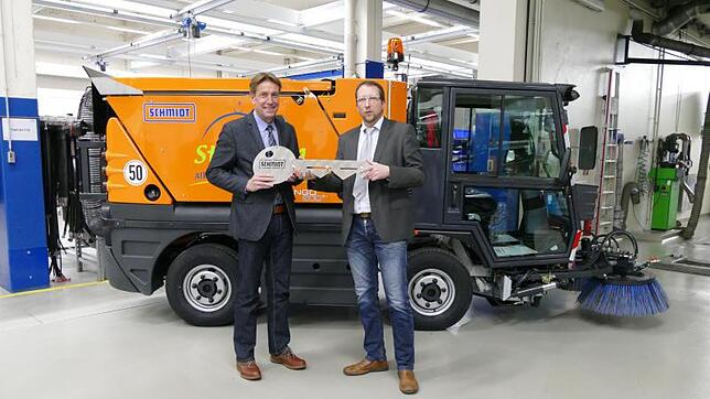 Jörn Kaiser von der ASH Gruppe Aebi-Schmidt Deutschland überreicht einen symbolischen Schlüssel für die neue Swingo Kehrmaschine an St. ...