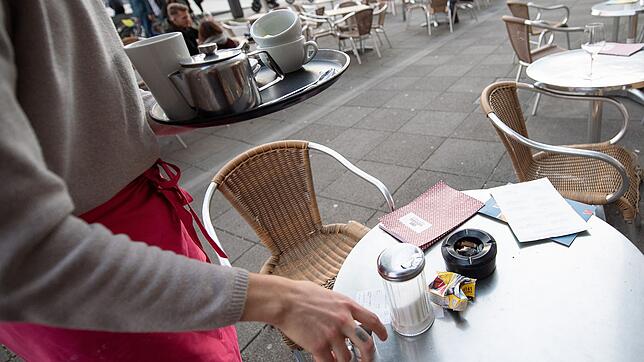 Minijob in der Gastronomie: Junge Menschen, die Bürgergeld beziehen, haben mittlerweile mehr von ihrem Gehalt.