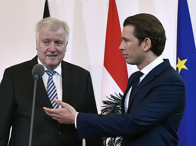 Horst Seehofer (CSU) mit Sebastian Kurz (ÖVP,r.) im Gespräch über den von CDU und CSU ausgehandelten Asylkompromiss.(Archiv)