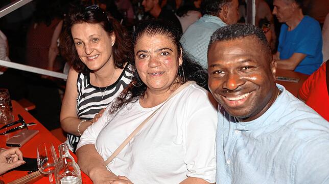 Bild : Fast alle tanzen mit! Fetziger Sound und tolle Stimmung beim Staader Hafenfest