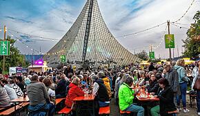 Bild : Ausgelassene Stimmung beim Radolfzeller Weinfest "Weinwiese" am Konzertsegel