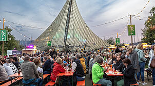 Bild : Ausgelassene Stimmung beim Radolfzeller Weinfest "Weinwiese" am Konzertsegel