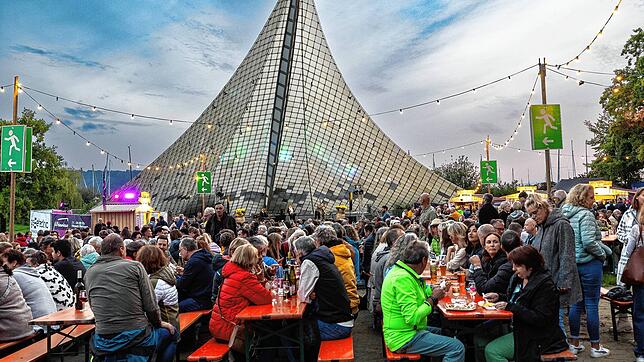 Bild : Ausgelassene Stimmung beim Radolfzeller Weinfest "Weinwiese" am Konzertsegel