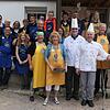 Sie packen kräftig an, um der Feldner Mühle zu helfen: Die Mitglieder des Lions-Club Villingen wirten mit den Landfrauen des Bezirks ...