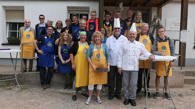 Sie packen kräftig an, um der Feldner Mühle zu helfen: Die Mitglieder des Lions-Club Villingen wirten mit den Landfrauen des Bezirks ...