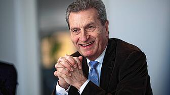 Günther Oettinger (CDU), ehemaliger EU-Kommissar und ehemaliger Ministerpräsident des Landes Baden-Württemberg, ist beeindruckt vom ...