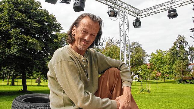 Er gehört schon zum Haus: Vor 24 Jahren kam Elmar F. Kühling frisch von der Schauspielschule in die Färbe, seit 15 Jahren steht er mit ...