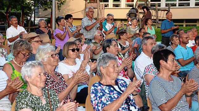 Das Publikum war von der musikalischen Vielfalt des Open-Air-Konzerts begeistert. Rund 250 Konzertbesucher genossen das Musikprogramm ...