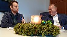 Überlingens Oberbürgermeister Jan Zeitler im Gespräch mit SÜDKURIER-Redakteur Cian Hartung.
