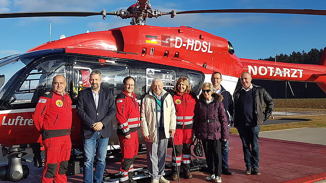 Spende für den Rettungshubschrauber Christoph 11. Von links Pilot Klaus Armbruster, Daniel Pfaff, stellvertretender Geschäftsführer des ...