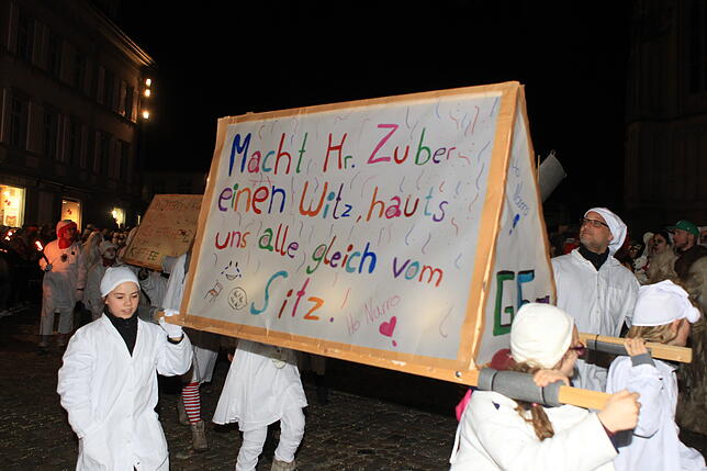 Bild 1: Weiß in Weiß: Bilder vom Konstanzer Hemdglonker-Umzug