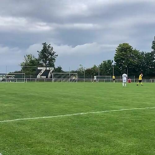 Fabio Gulizia schlägt über den Ball und Tim Aschenbrenner hat das leer Tor vor sich
