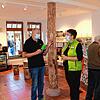 Natürliche Materialien und warme Farben bestimmen das Ambiente im neuen Treffpunkts &bdquo;#echtUnterkirnach&ldquo;. Mitarbeiterin Silke ...