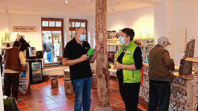 Natürliche Materialien und warme Farben bestimmen das Ambiente im neuen Treffpunkts &bdquo;#echtUnterkirnach&ldquo;. Mitarbeiterin Silke ...