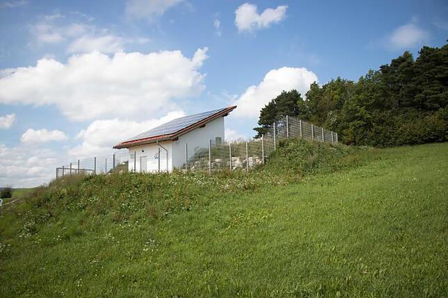 Der 600 Kubikmeter Wasser fassende Hochbehälter am Gupfen direkt an der B&nbsp;500 in der Nähe von Bannholz. Er wurde 2016 eingeweiht.