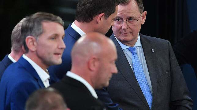 Mike Mohring (2.v.r), CDU-Spitzenkandidat, gratuliert Bodo Ramelow (r, Die Linke), Ministerpräsident von Thüringen und Spitzenkandidat ...