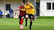Der Königsfelder Sven Schwarzwälder (links) im Duell mit dem Gutmadinger Tobias Kienzler. Während der FC Königsfeld den Abstand zu den ...