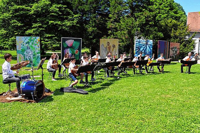 Musikalische Unterhaltung lieferte das Ensemble „Gittarissimo“ unter der Leitung von Werner Klinghoff bei hochsommerlichen ...