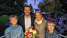 Glücklich nach der Wiederwahl: Ralf Meßmer mit seiner Frau Sabine und den beiden gemeinsamen Kindern Henri und Clara.