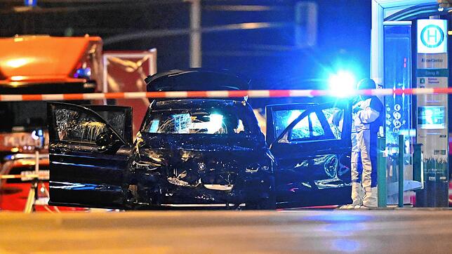 Die Spurensicherung arbeitet an einem Auto, mit dem ein Täter in eine Menschenmenge auf dem Weihnachtsmarkt in Magdeburg gefahren sein soll.