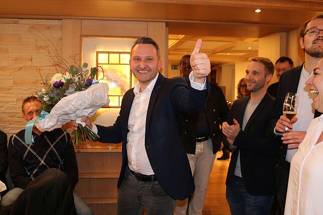 Daumen hoch! CDU-Kandidat Volker Mayer-Lay lässt sich am Wahlabend von seinen Parteifreunden feiern.